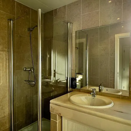 Ellegance - Shared Pool - 6 Guests - *